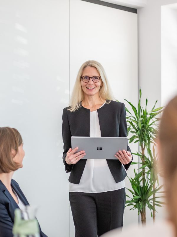 Steuerberaterin Frau Dr. Weitl im Teamgespräch mit Tablet in den Händen