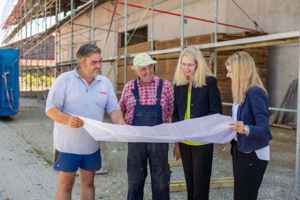 Frau Dr. Weitl im Vorortgespräch mit Landwirten zur Besprechung bei Expansion