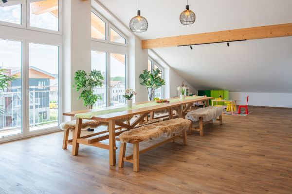 Aufenthaltsraum mit kleiner Kinderecke im Hintergrund