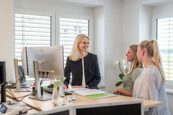 Frau Dr. Weitl bei einer Mitarbeiterschulung