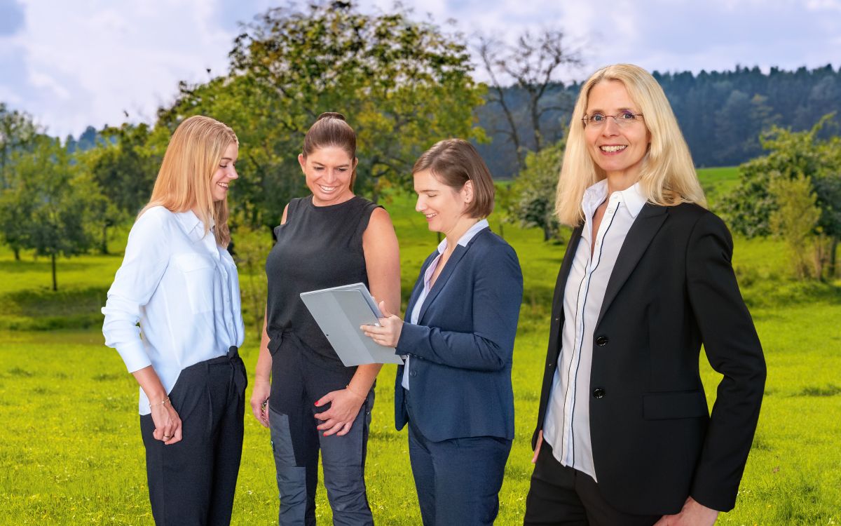 Titelbild der Steuerkanzlei und landwirtschaftlichen Buchstelle Dr. Susanne Weitl. Gespräch mit drei Angestellten und Mandantin