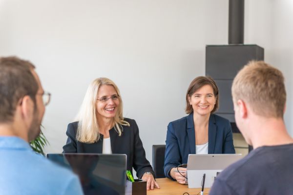 Frau Dr. Weitl im Mandantengespräch zum Jahresabschluss