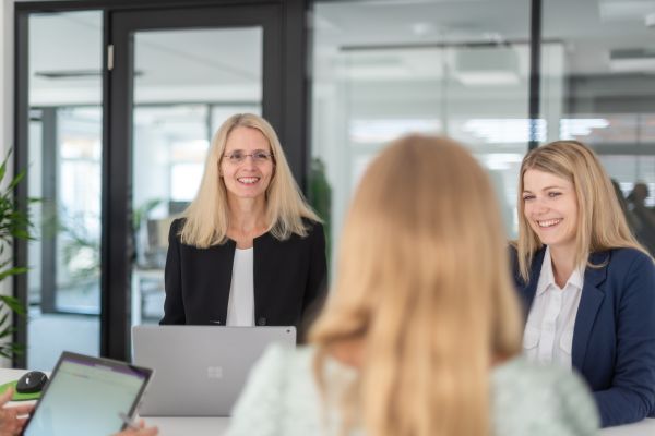 Frau Dr. Weitl im Teamgespräch zu aktuellen Änderungen im Steuerrecht