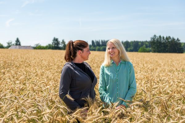 Frau Dr. Weitl im Gespräch mit Mandantin im Kornfeld